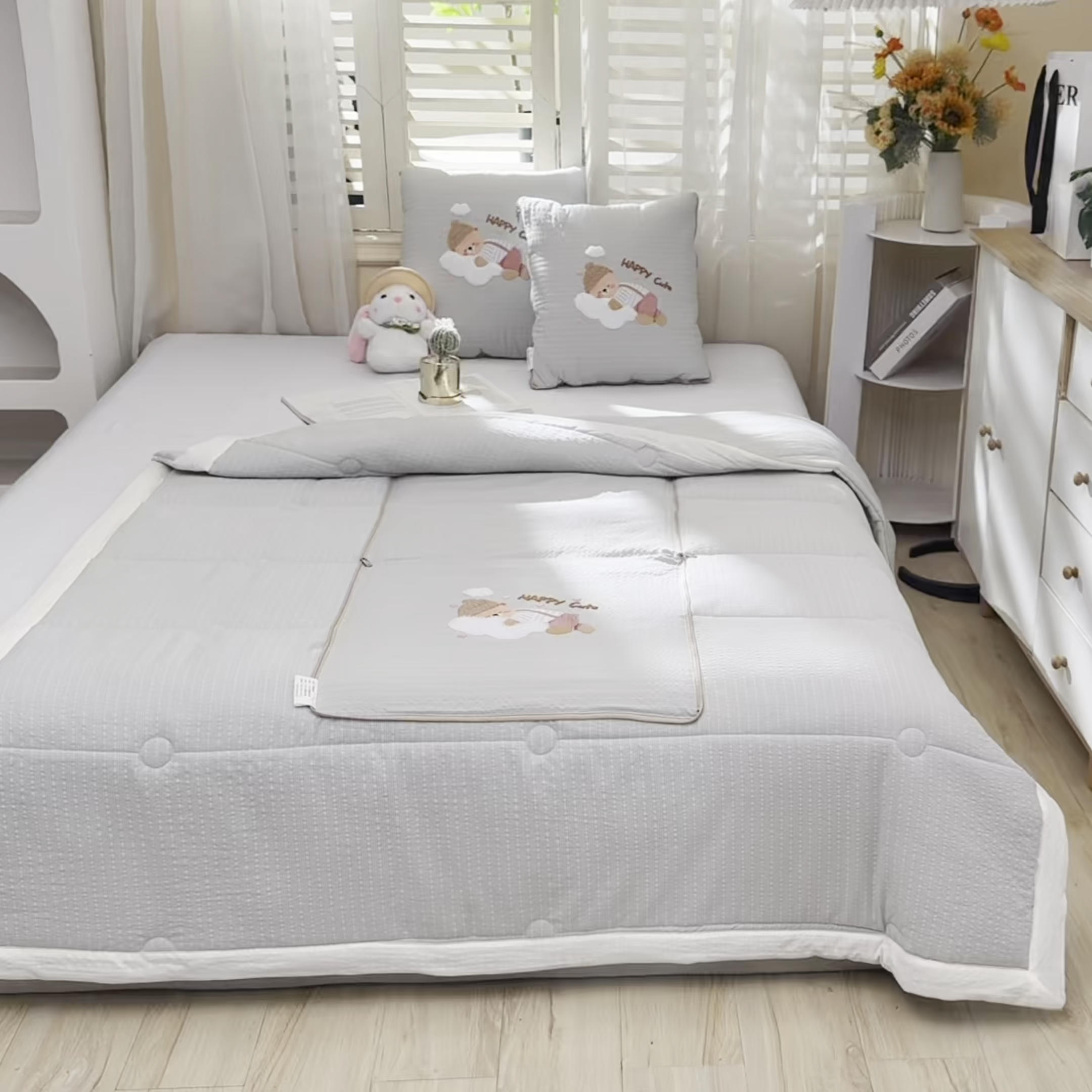 91家纺网 家纺一手货源 找家纺 恋绒家纺 2026新款四季款贴布绣靠枕被抱枕被飞天萌熊 云朵小熊-浅灰