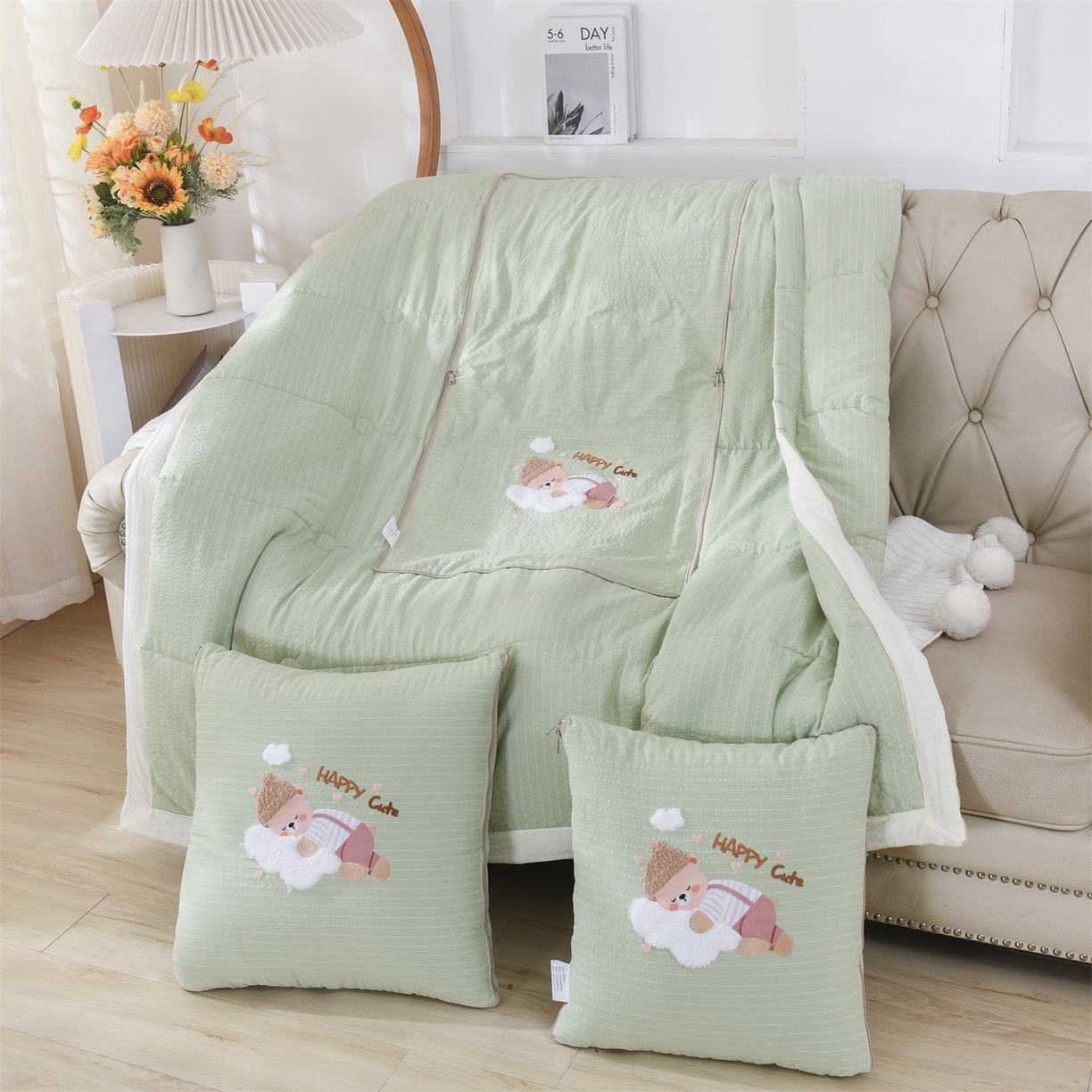 恋绒家纺 2026新款四季款贴布绣靠枕被抱枕被飞天萌熊 云朵小熊-浅绿