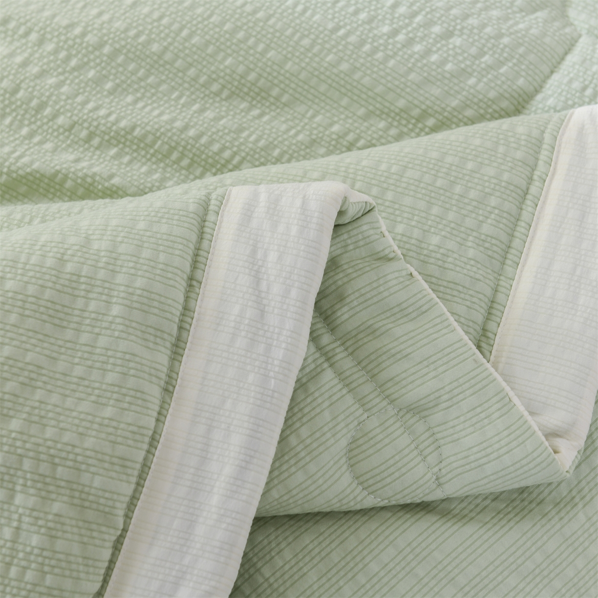 91家纺网 家纺一手货源 找家纺 恋绒家纺 2026新款四季款贴布绣靠枕被抱枕被飞天萌熊 云朵小熊-浅绿