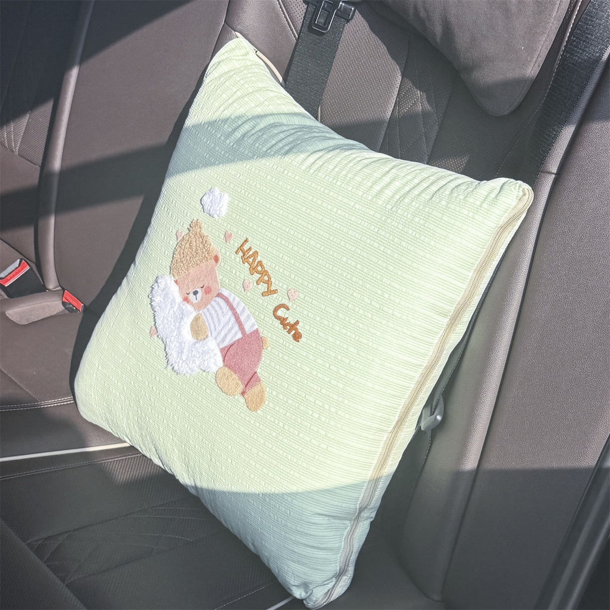 91家纺网 家纺一手货源 找家纺 恋绒家纺 2026新款四季款贴布绣靠枕被抱枕被飞天萌熊 云朵小熊-浅绿