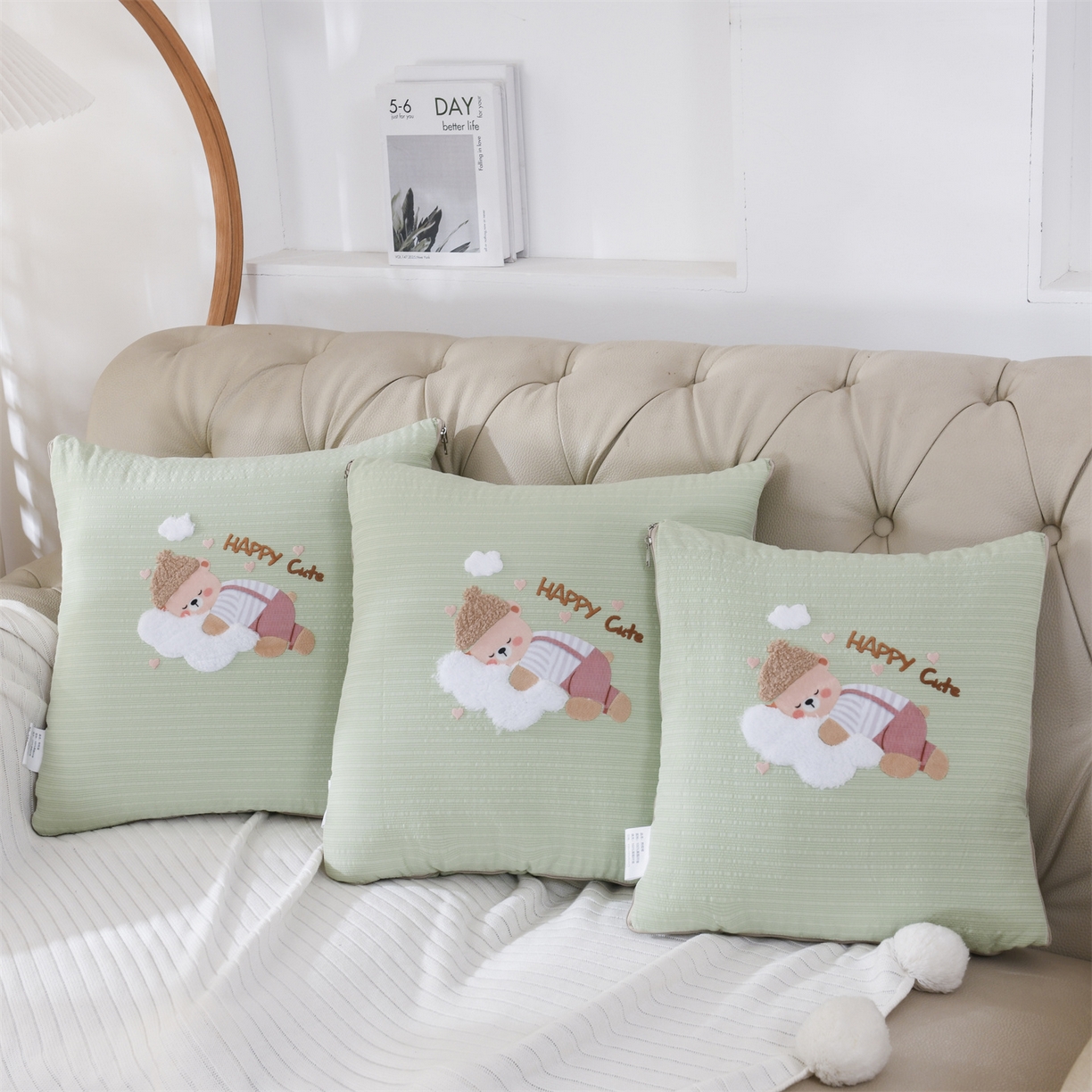 91家纺网 家纺一手货源 找家纺 恋绒家纺 2026新款四季款贴布绣靠枕被抱枕被飞天萌熊 云朵小熊-浅绿
