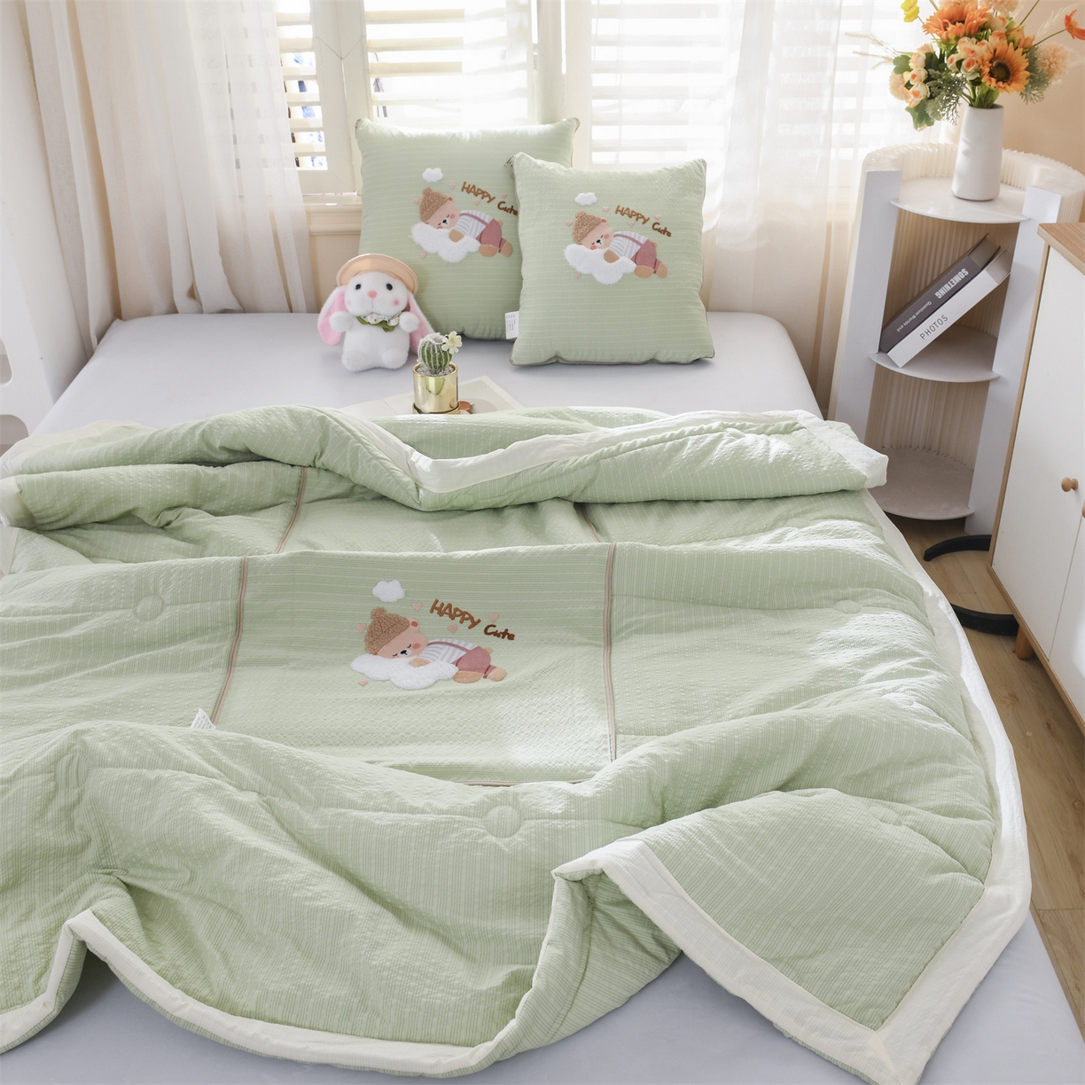 91家纺网 家纺一手货源 找家纺 恋绒家纺 2026新款四季款贴布绣靠枕被抱枕被飞天萌熊 云朵小熊-浅绿