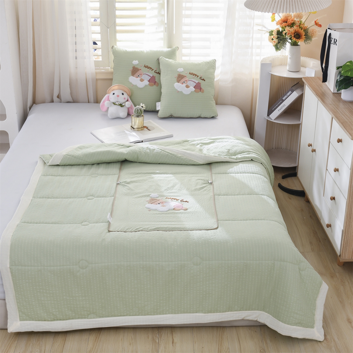 91家纺网 家纺一手货源 找家纺 恋绒家纺 2026新款四季款贴布绣靠枕被抱枕被飞天萌熊 云朵小熊-浅绿