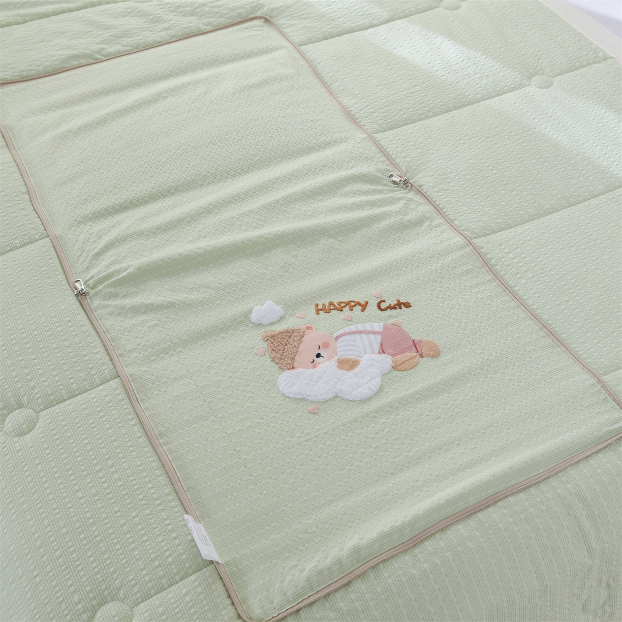 91家纺网 家纺一手货源 找家纺 恋绒家纺 2026新款四季款贴布绣靠枕被抱枕被飞天萌熊 云朵小熊-浅绿