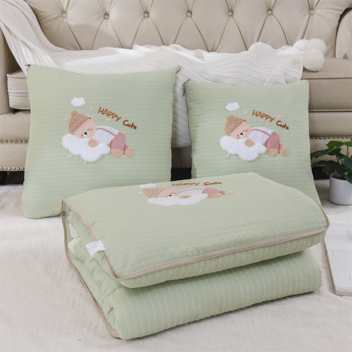 91家纺网 家纺一手货源 找家纺 恋绒家纺 2026新款四季款贴布绣靠枕被抱枕被飞天萌熊 云朵小熊-浅绿