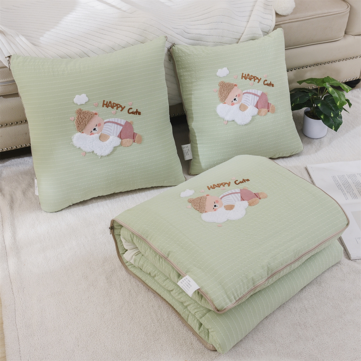 91家纺网 家纺一手货源 找家纺 恋绒家纺 2026新款四季款贴布绣靠枕被抱枕被飞天萌熊 云朵小熊-浅绿
