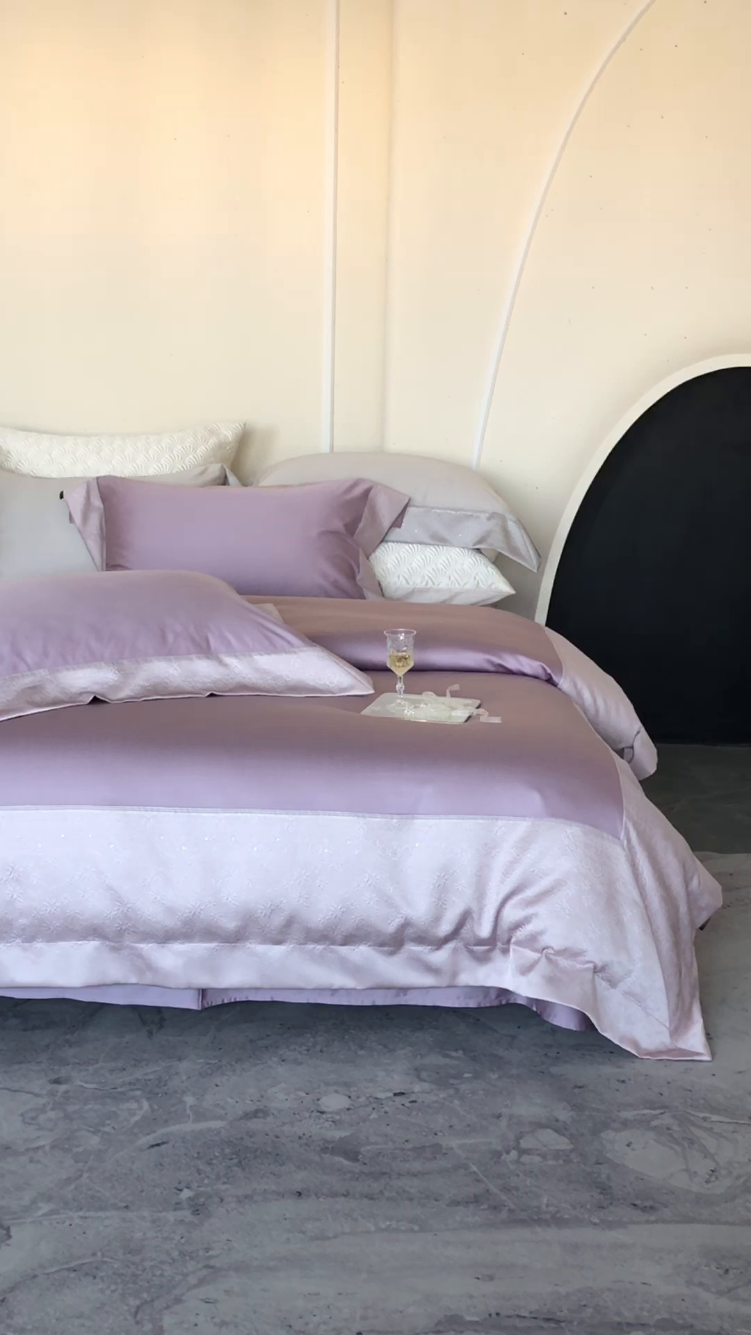 91家纺网 家纺一手货源 找家纺 卡巴伦家纺 2026春夏新款全棉纯棉贡缎高精密提花边条款式四件套 南法庄园-漫漫紫