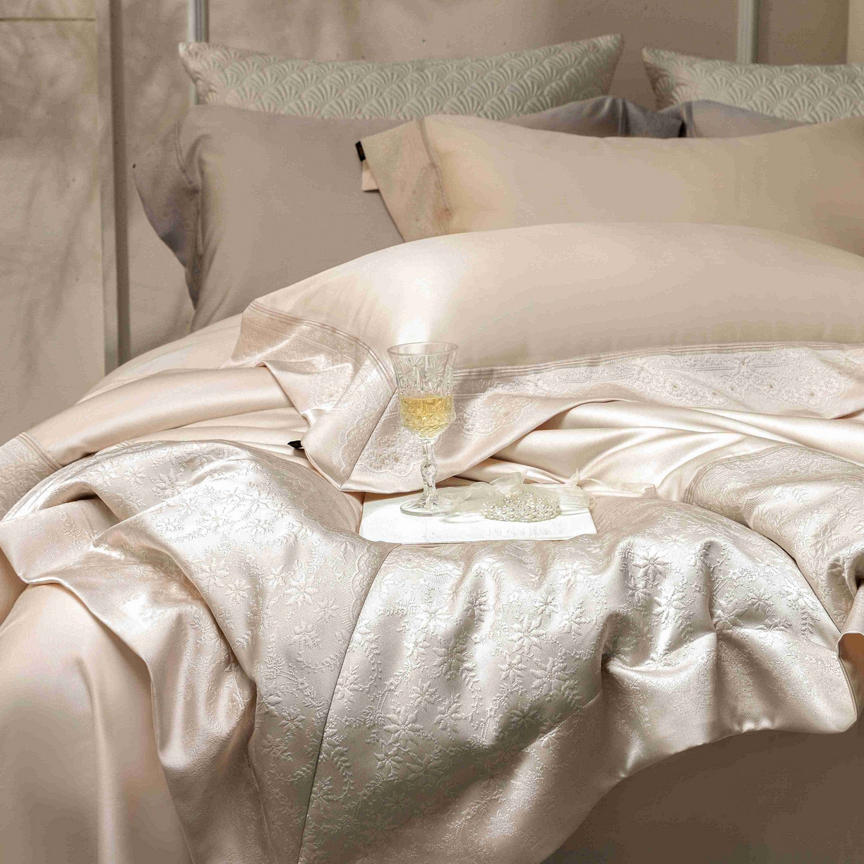 91家纺网 家纺一手货源 找家纺 卡巴伦家纺 2026春夏新款全棉纯棉贡缎高精密提花边条款式四件套 南法庄园-香槟