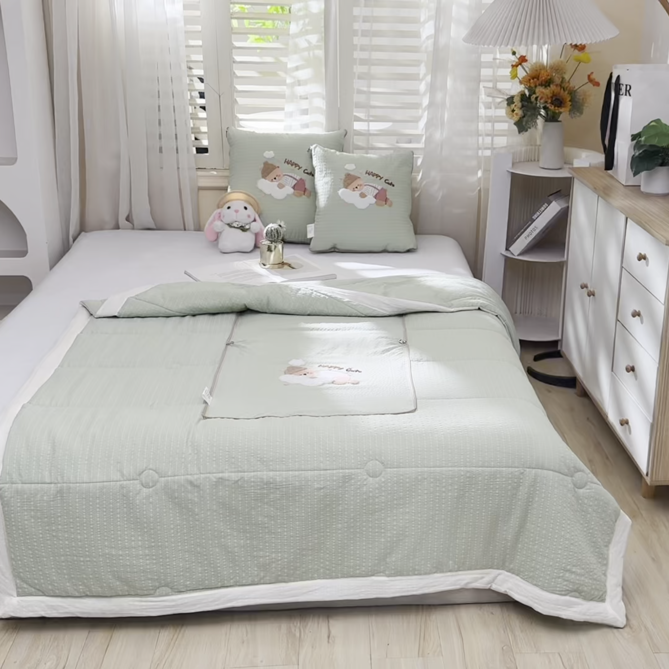 91家纺网 家纺一手货源 找家纺 恋绒家纺 2026新款四季款贴布绣靠枕被抱枕被飞天萌熊 云朵小熊-浅绿