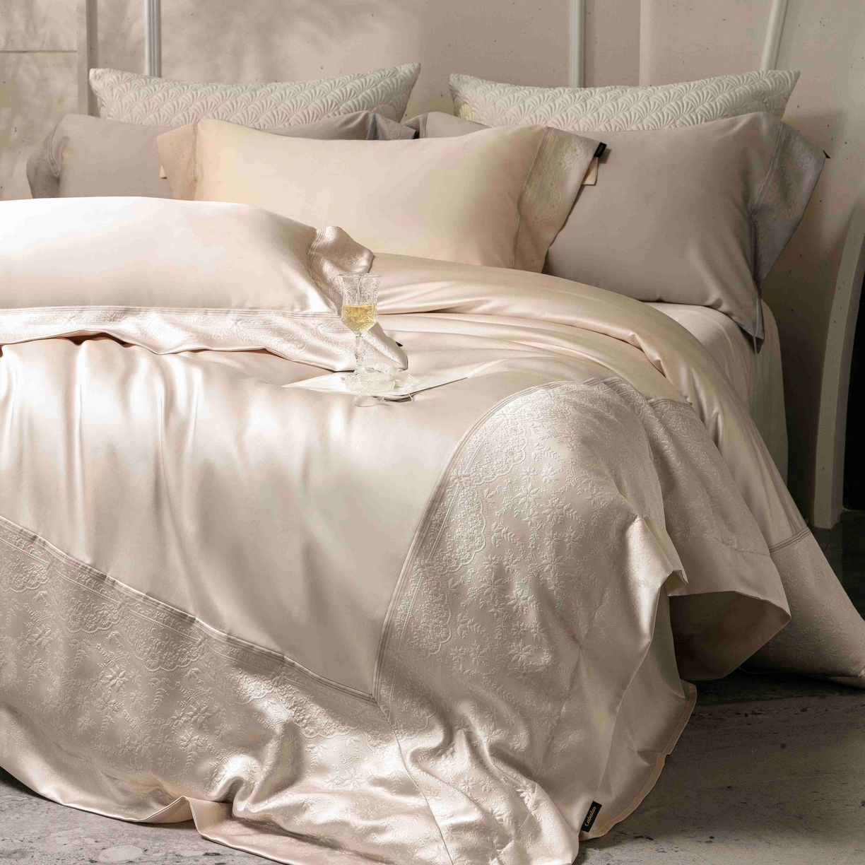 91家纺网 家纺一手货源 找家纺 卡巴伦家纺 2026春夏新款全棉纯棉贡缎高精密提花边条款式四件套 南法庄园-香槟