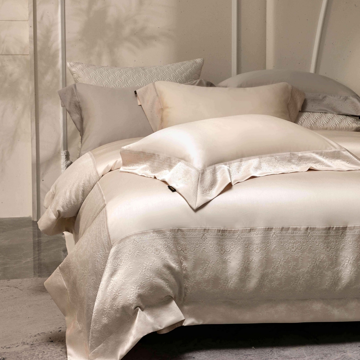 91家纺网 家纺一手货源 找家纺 卡巴伦家纺 2026春夏新款全棉纯棉贡缎高精密提花边条款式四件套 南法庄园-香槟