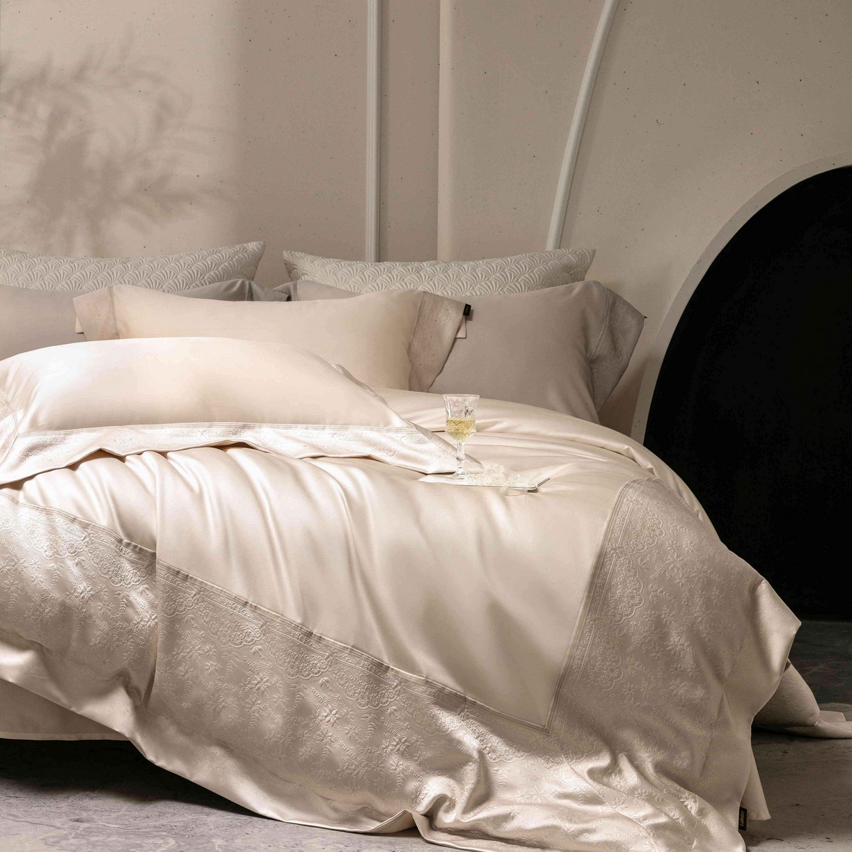 91家纺网 家纺一手货源 找家纺 卡巴伦家纺 2026春夏新款全棉纯棉贡缎高精密提花边条款式四件套 南法庄园-香槟