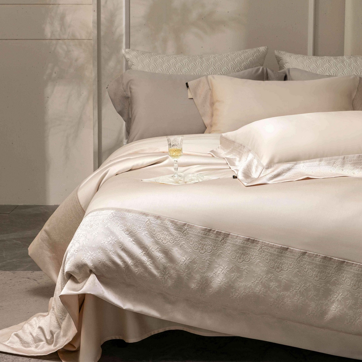 91家纺网 家纺一手货源 找家纺 卡巴伦家纺 2026春夏新款全棉纯棉贡缎高精密提花边条款式四件套 南法庄园-香槟