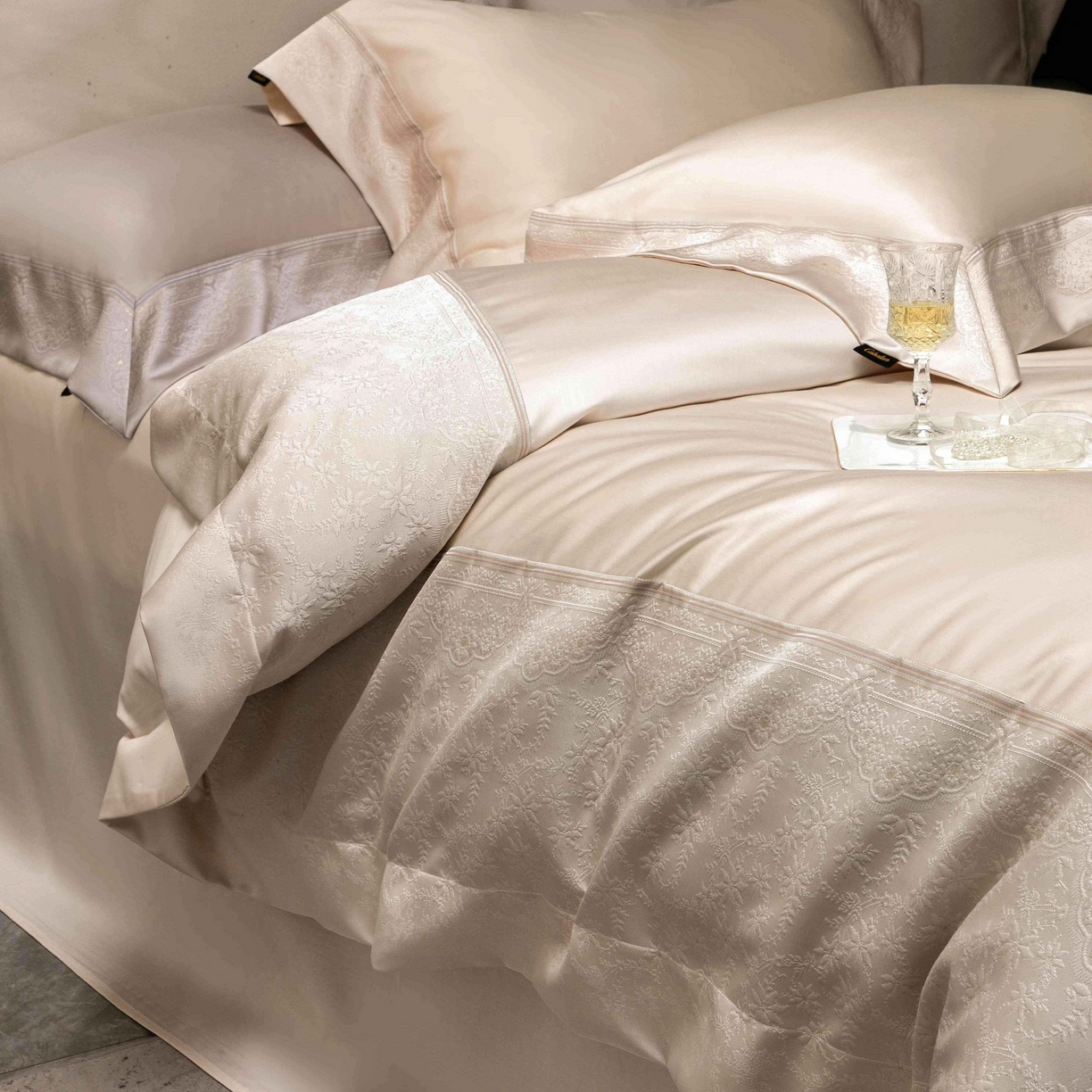 91家纺网 家纺一手货源 找家纺 卡巴伦家纺 2026春夏新款全棉纯棉贡缎高精密提花边条款式四件套 南法庄园-香槟