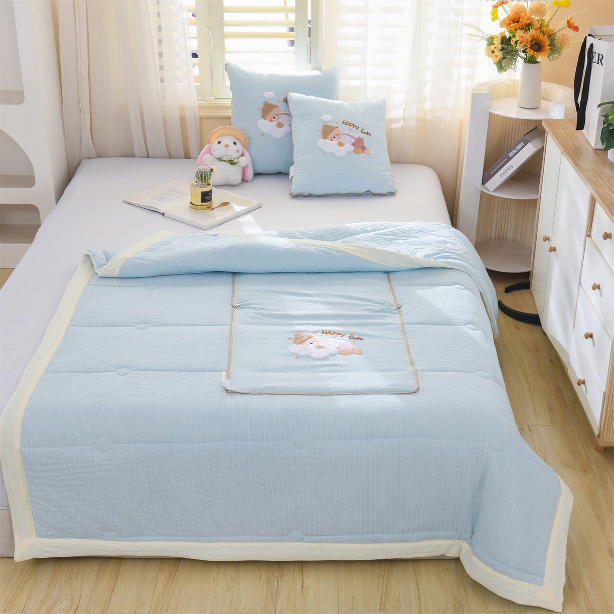 91家纺网 家纺一手货源 找家纺 恋绒家纺 2026新款四季款贴布绣靠枕被抱枕被飞天萌熊 云朵小熊-天蓝色