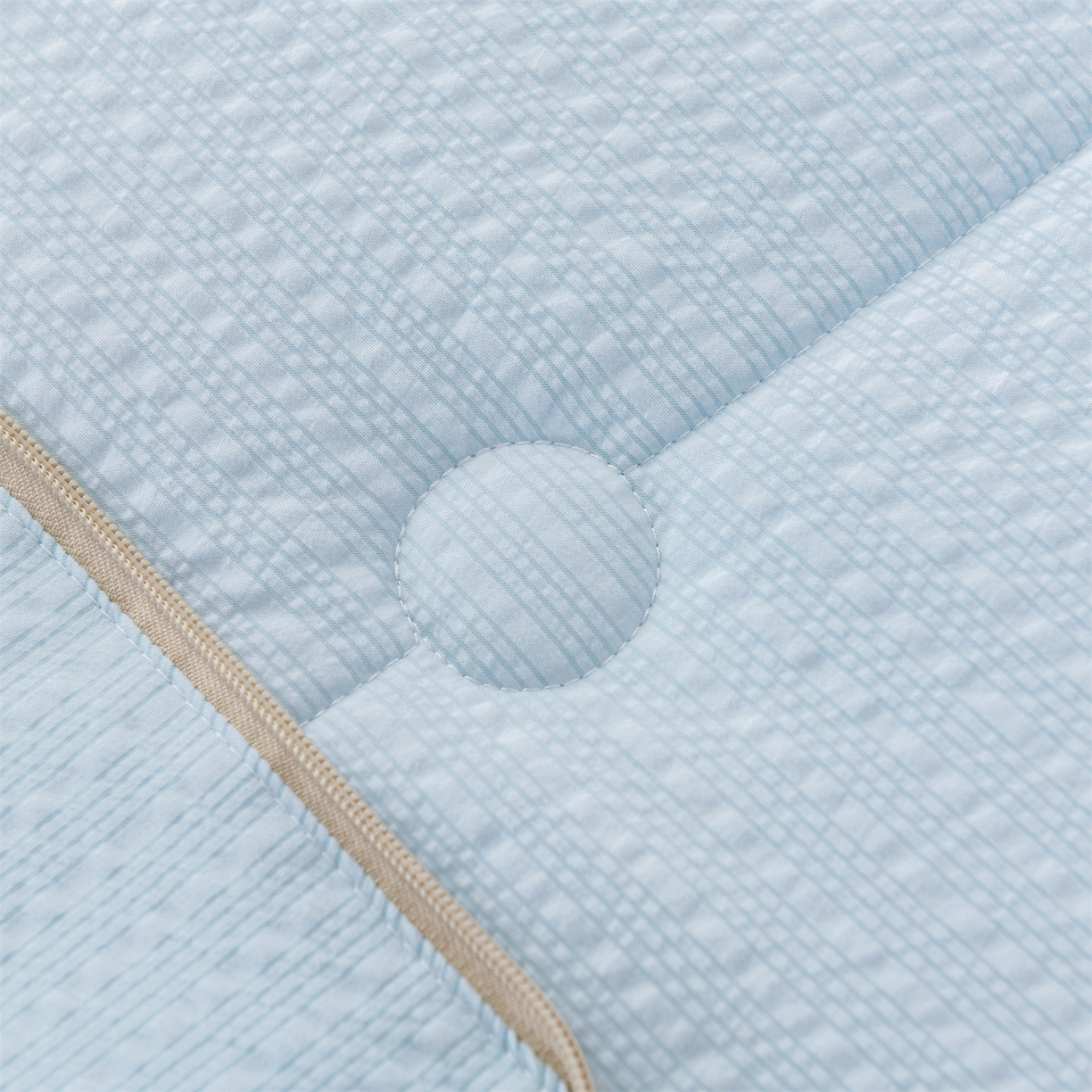 91家纺网 家纺一手货源 找家纺 恋绒家纺 2026新款四季款贴布绣靠枕被抱枕被飞天萌熊 云朵小熊-天蓝色