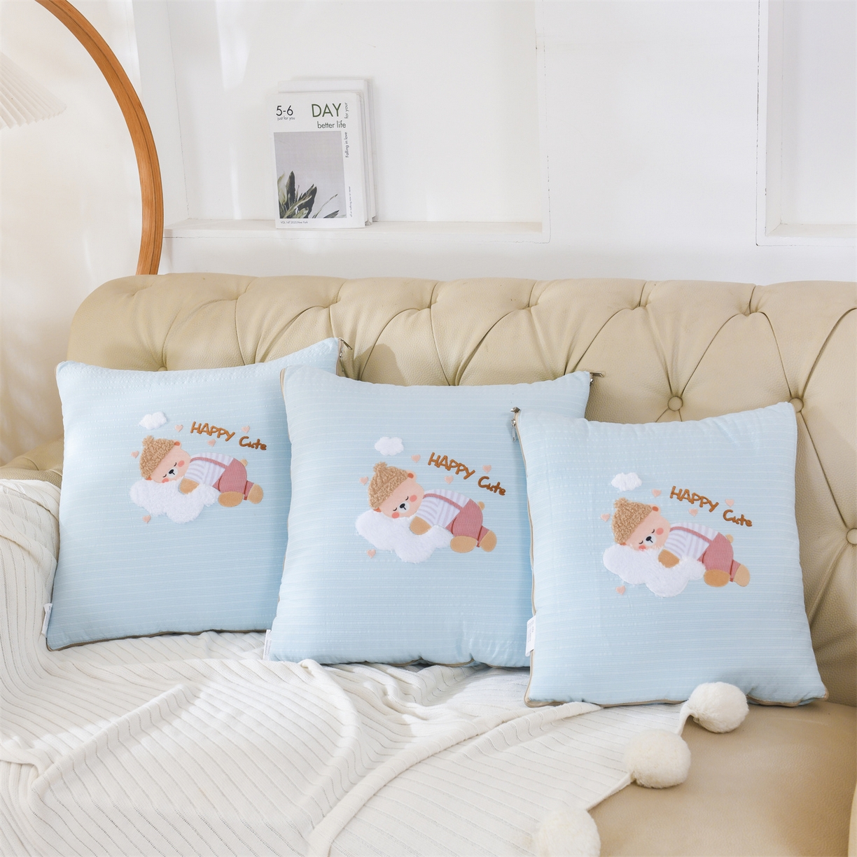 91家纺网 家纺一手货源 找家纺 恋绒家纺 2026新款四季款贴布绣靠枕被抱枕被飞天萌熊 云朵小熊-天蓝色