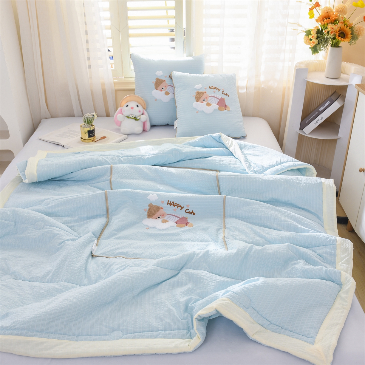 91家纺网 家纺一手货源 找家纺 恋绒家纺 2026新款四季款贴布绣靠枕被抱枕被飞天萌熊 云朵小熊-天蓝色