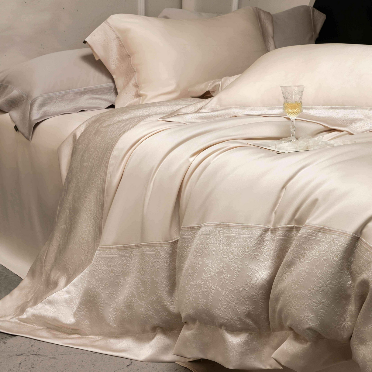 91家纺网 家纺一手货源 找家纺 卡巴伦家纺 2026春夏新款全棉纯棉贡缎高精密提花边条款式四件套 南法庄园-香槟