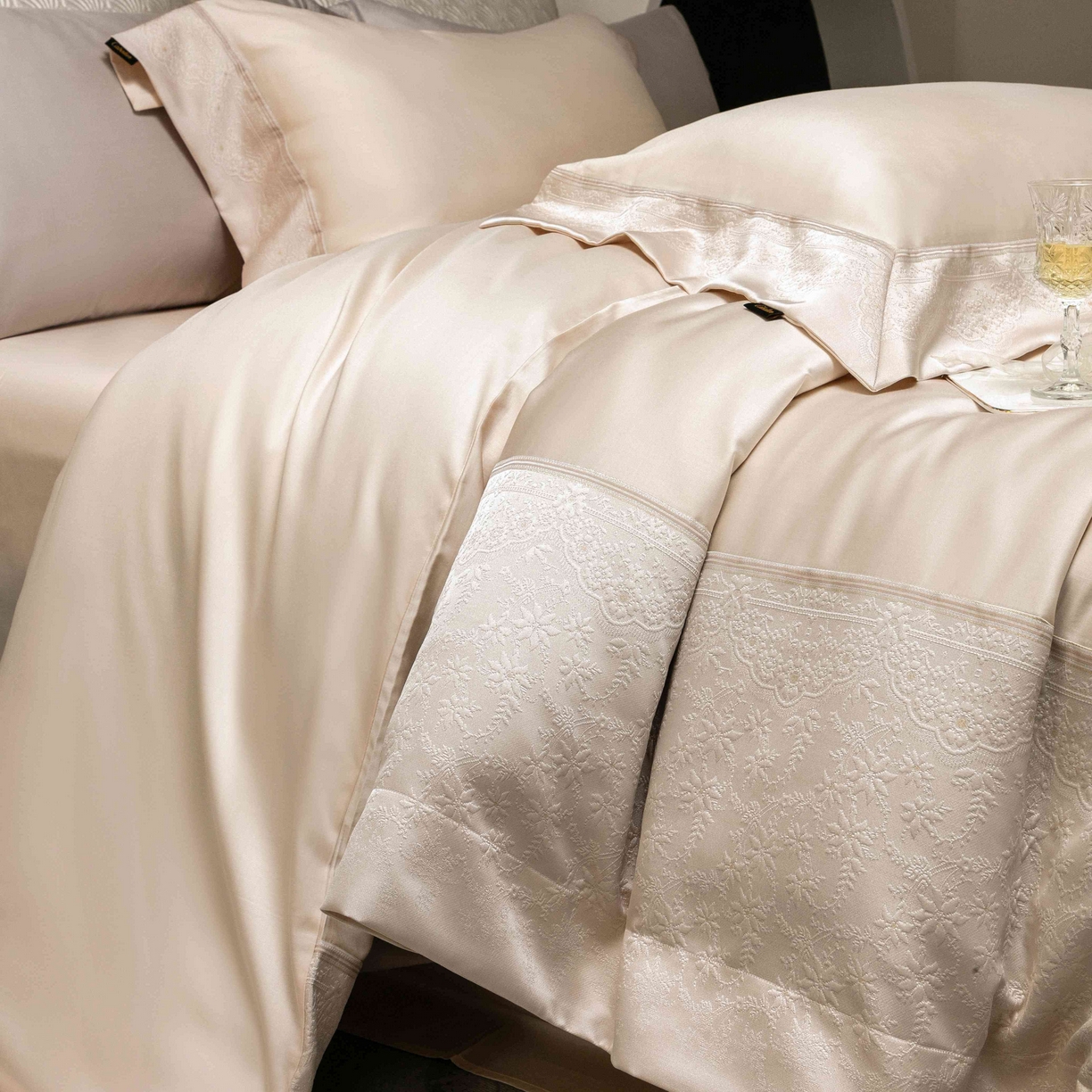 91家纺网 家纺一手货源 找家纺 卡巴伦家纺 2026春夏新款全棉纯棉贡缎高精密提花边条款式四件套 南法庄园-香槟