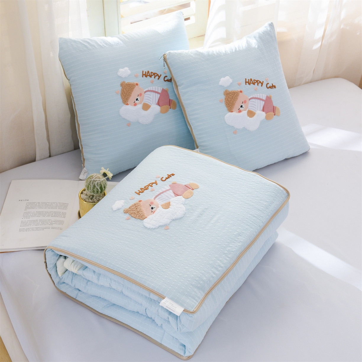 91家纺网 家纺一手货源 找家纺 恋绒家纺 2026新款四季款贴布绣靠枕被抱枕被飞天萌熊 云朵小熊-天蓝色