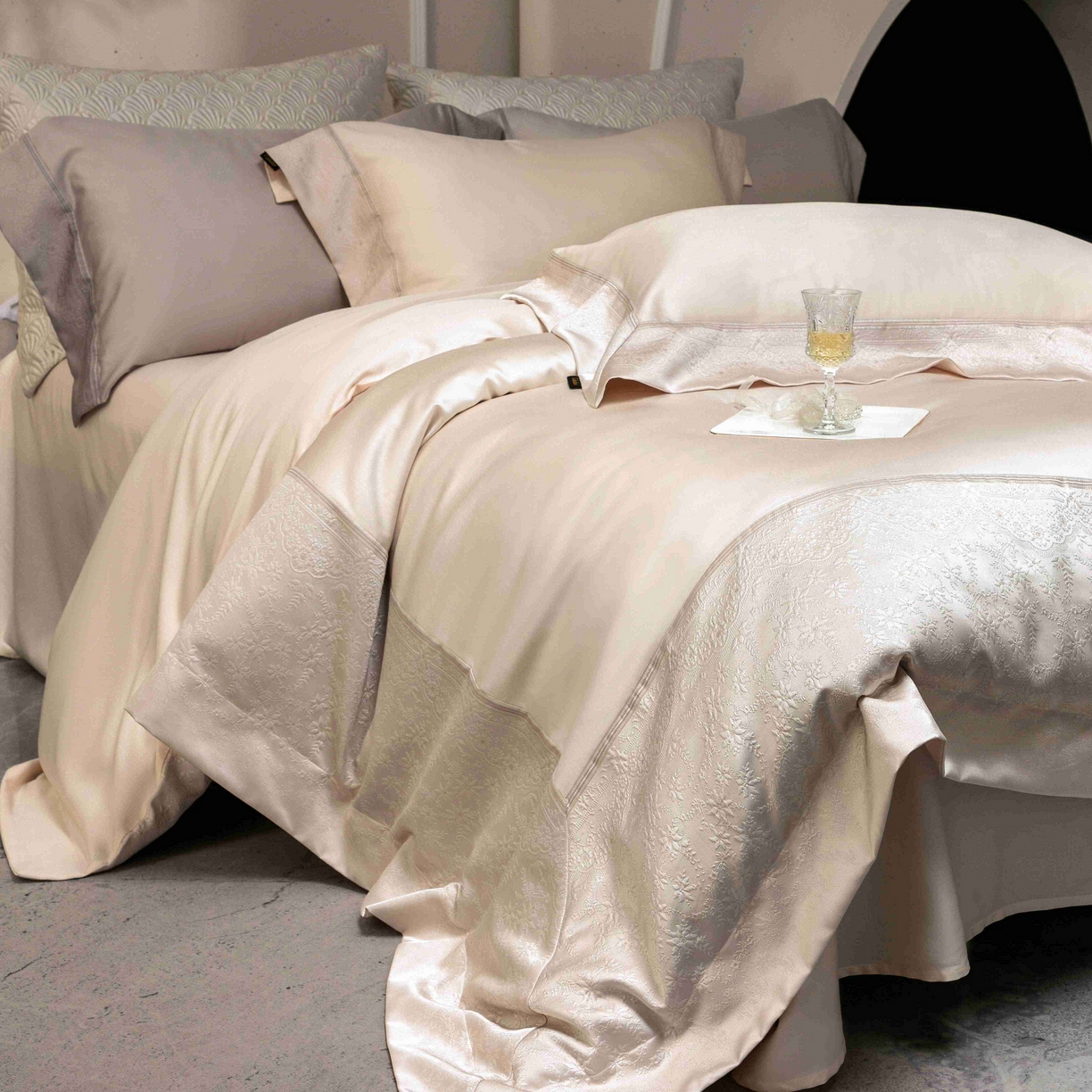 91家纺网 家纺一手货源 找家纺 卡巴伦家纺 2026春夏新款全棉纯棉贡缎高精密提花边条款式四件套 南法庄园-香槟