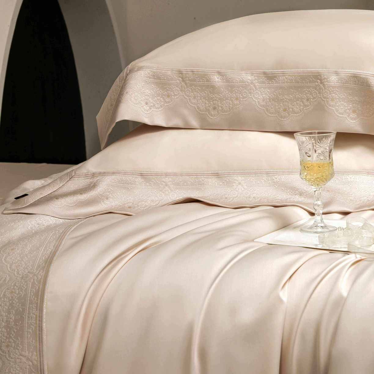 91家纺网 家纺一手货源 找家纺 卡巴伦家纺 2026春夏新款全棉纯棉贡缎高精密提花边条款式四件套 南法庄园-香槟