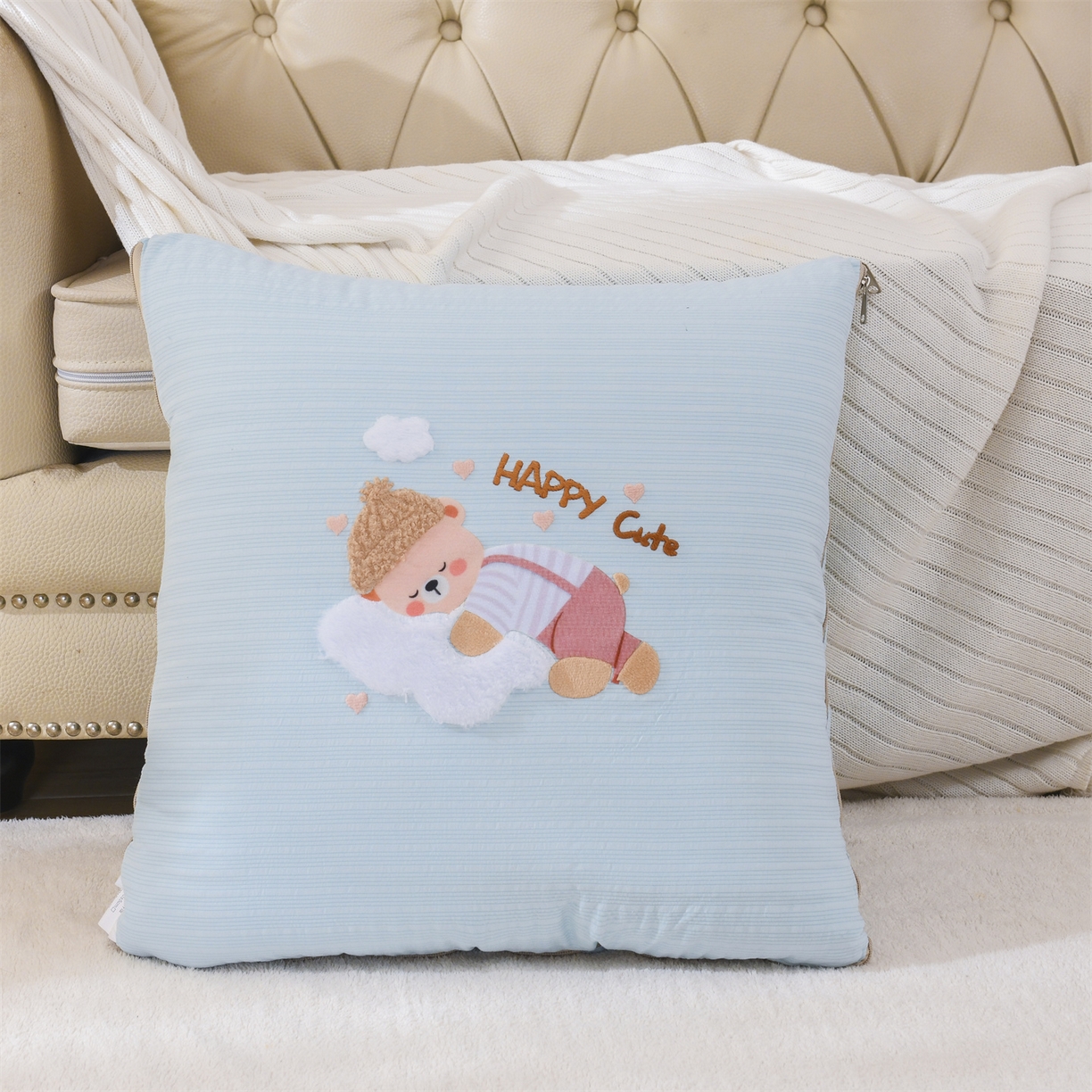 91家纺网 家纺一手货源 找家纺 恋绒家纺 2026新款四季款贴布绣靠枕被抱枕被飞天萌熊 云朵小熊-天蓝色