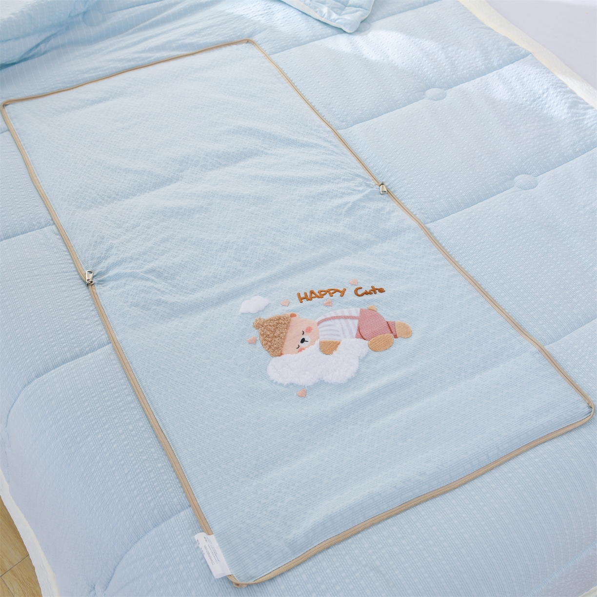 91家纺网 家纺一手货源 找家纺 恋绒家纺 2026新款四季款贴布绣靠枕被抱枕被飞天萌熊 云朵小熊-天蓝色