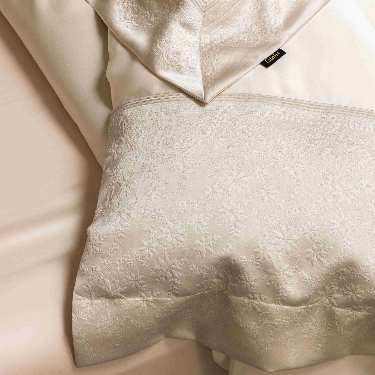 91家纺网 家纺一手货源 找家纺 卡巴伦家纺 2026春夏新款全棉纯棉贡缎高精密提花边条款式四件套 南法庄园-香槟