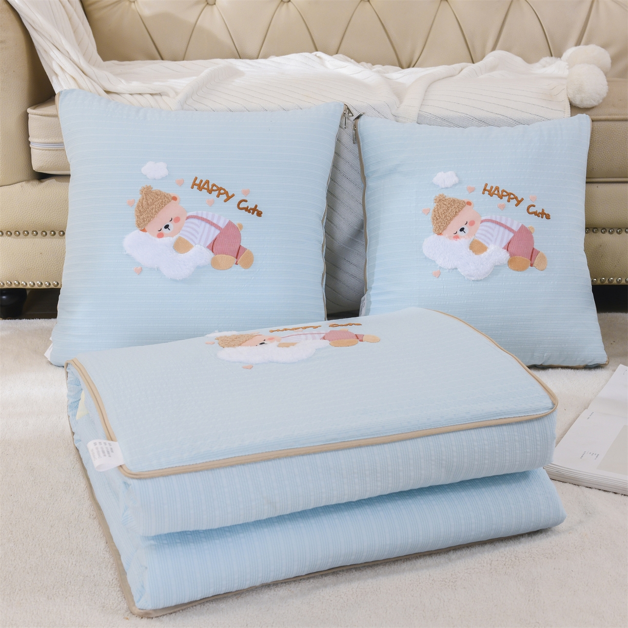 91家纺网 家纺一手货源 找家纺 恋绒家纺 2026新款四季款贴布绣靠枕被抱枕被飞天萌熊 云朵小熊-天蓝色