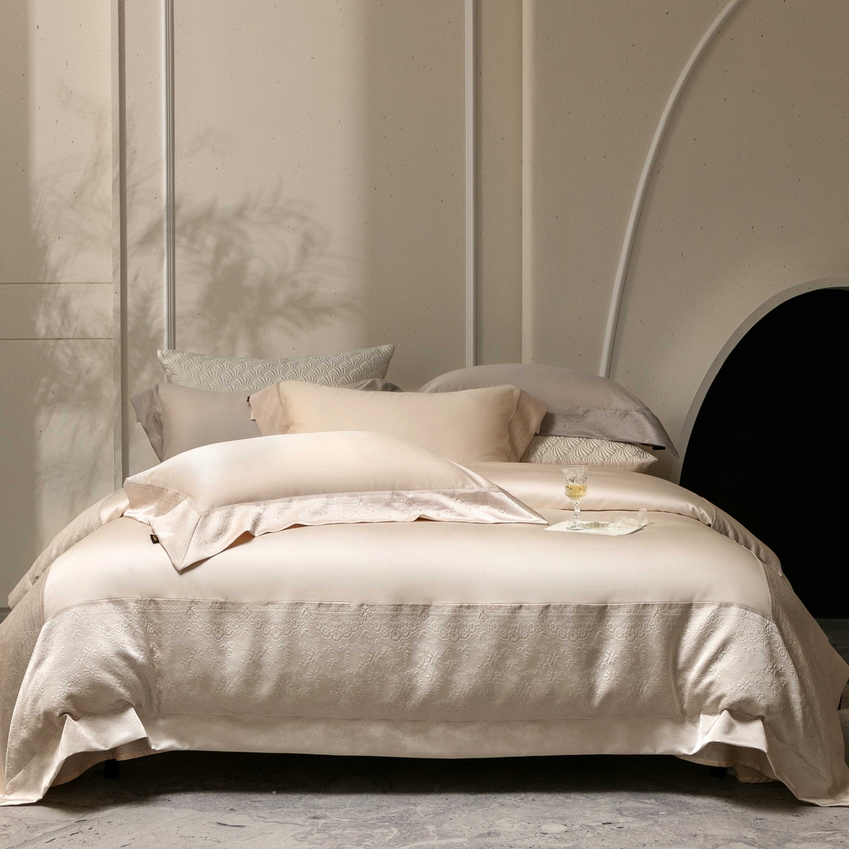 91家纺网 家纺一手货源 找家纺 卡巴伦家纺 2026春夏新款全棉纯棉贡缎高精密提花边条款式四件套 南法庄园-香槟