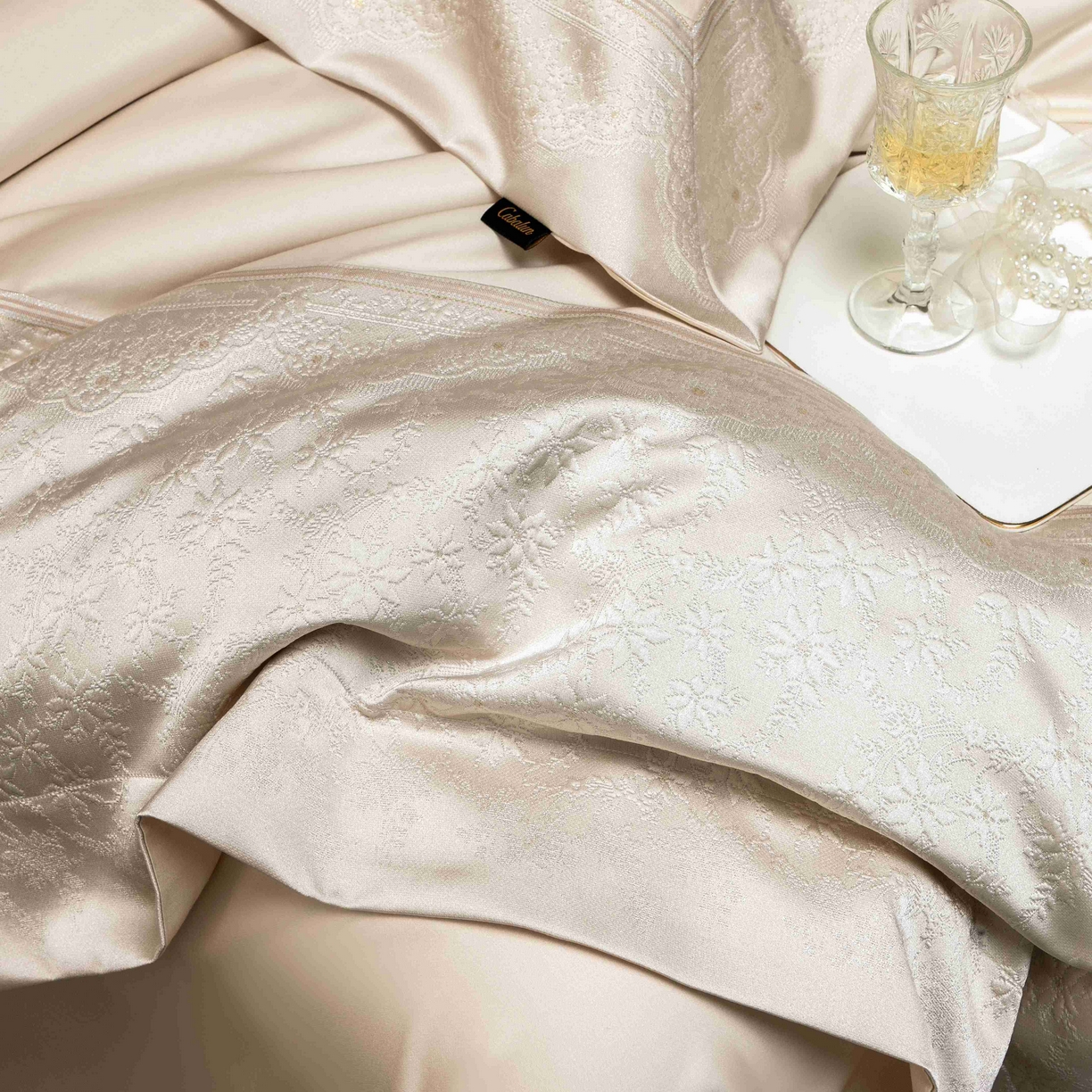 91家纺网 家纺一手货源 找家纺 卡巴伦家纺 2026春夏新款全棉纯棉贡缎高精密提花边条款式四件套 南法庄园-香槟