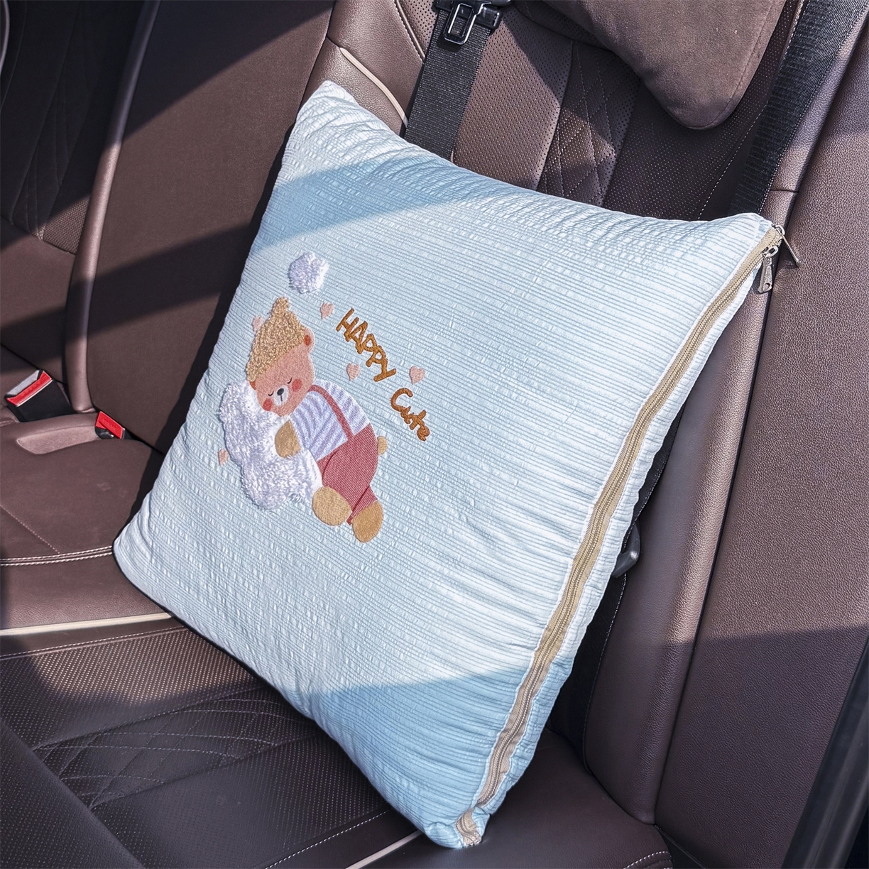 91家纺网 家纺一手货源 找家纺 恋绒家纺 2026新款四季款贴布绣靠枕被抱枕被飞天萌熊 云朵小熊-天蓝色