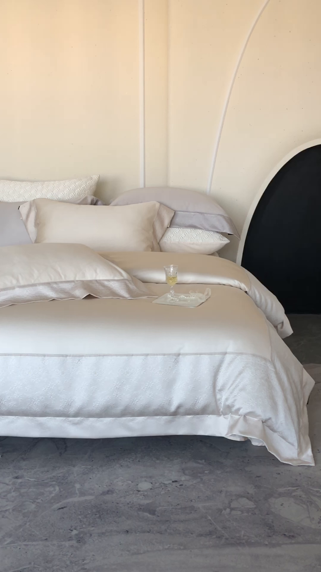 91家纺网 家纺一手货源 找家纺 卡巴伦家纺 2026春夏新款全棉纯棉贡缎高精密提花边条款式四件套 南法庄园-香槟