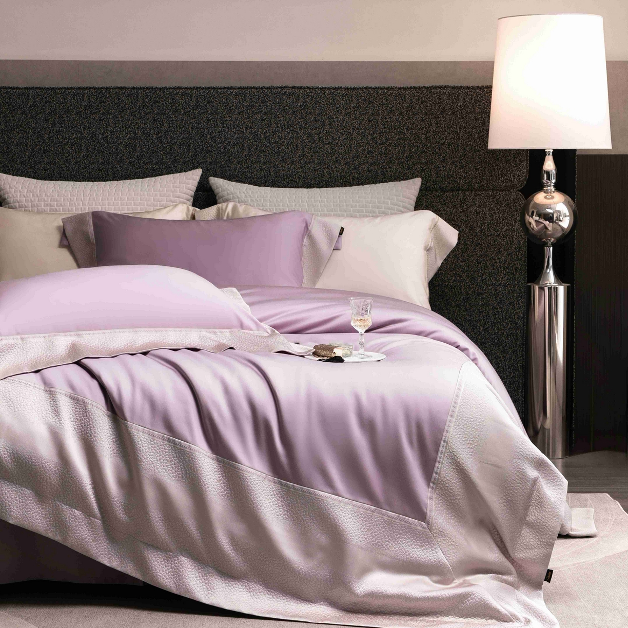 91家纺网 家纺一手货源 找家纺 卡巴伦家纺 2026春夏新款全棉纯棉贡缎高精密提花边条款式四件套 维密-梦幻紫