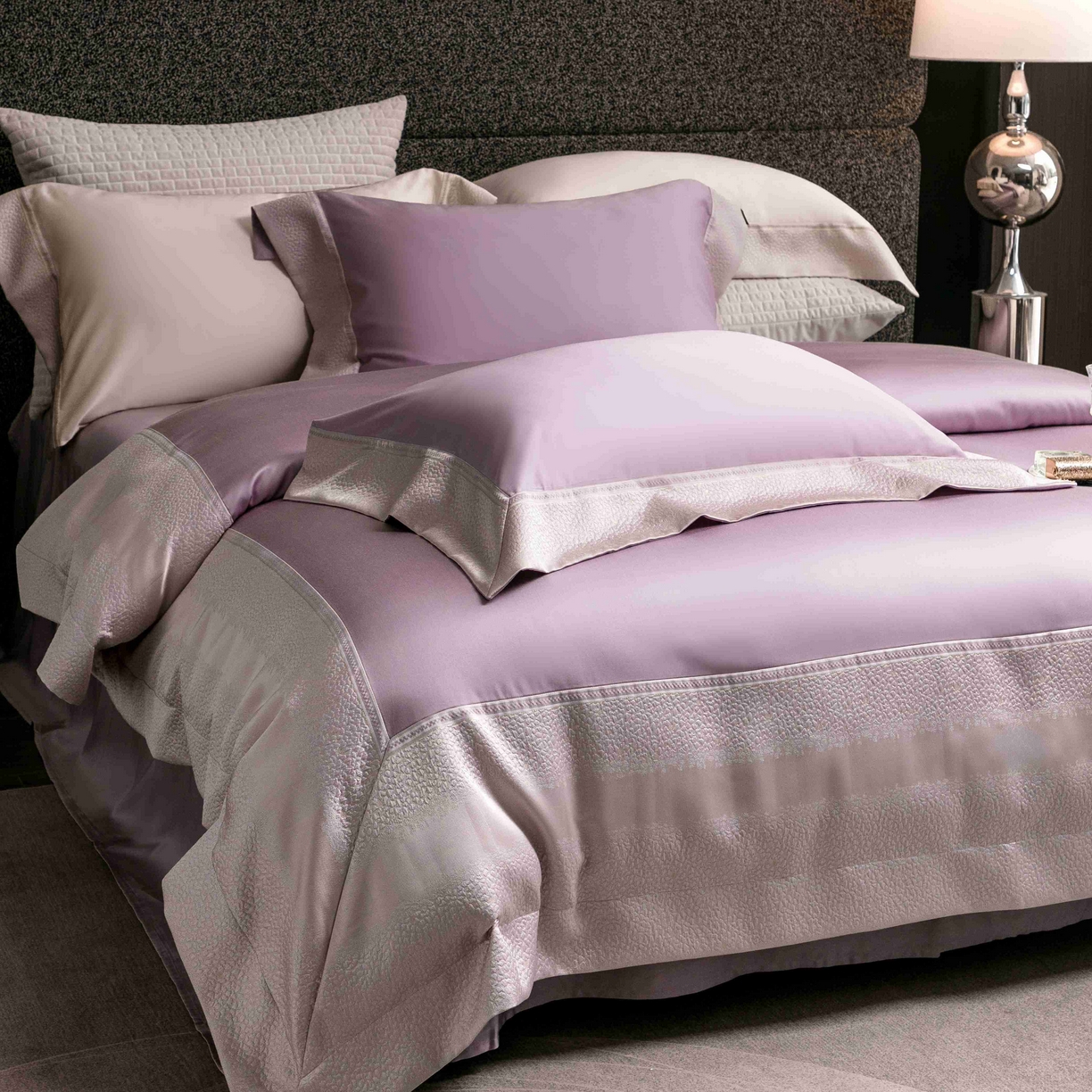 91家纺网 家纺一手货源 找家纺 卡巴伦家纺 2026春夏新款全棉纯棉贡缎高精密提花边条款式四件套 维密-梦幻紫