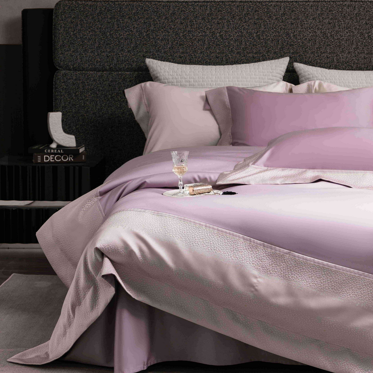 91家纺网 家纺一手货源 找家纺 卡巴伦家纺 2026春夏新款全棉纯棉贡缎高精密提花边条款式四件套 维密-梦幻紫