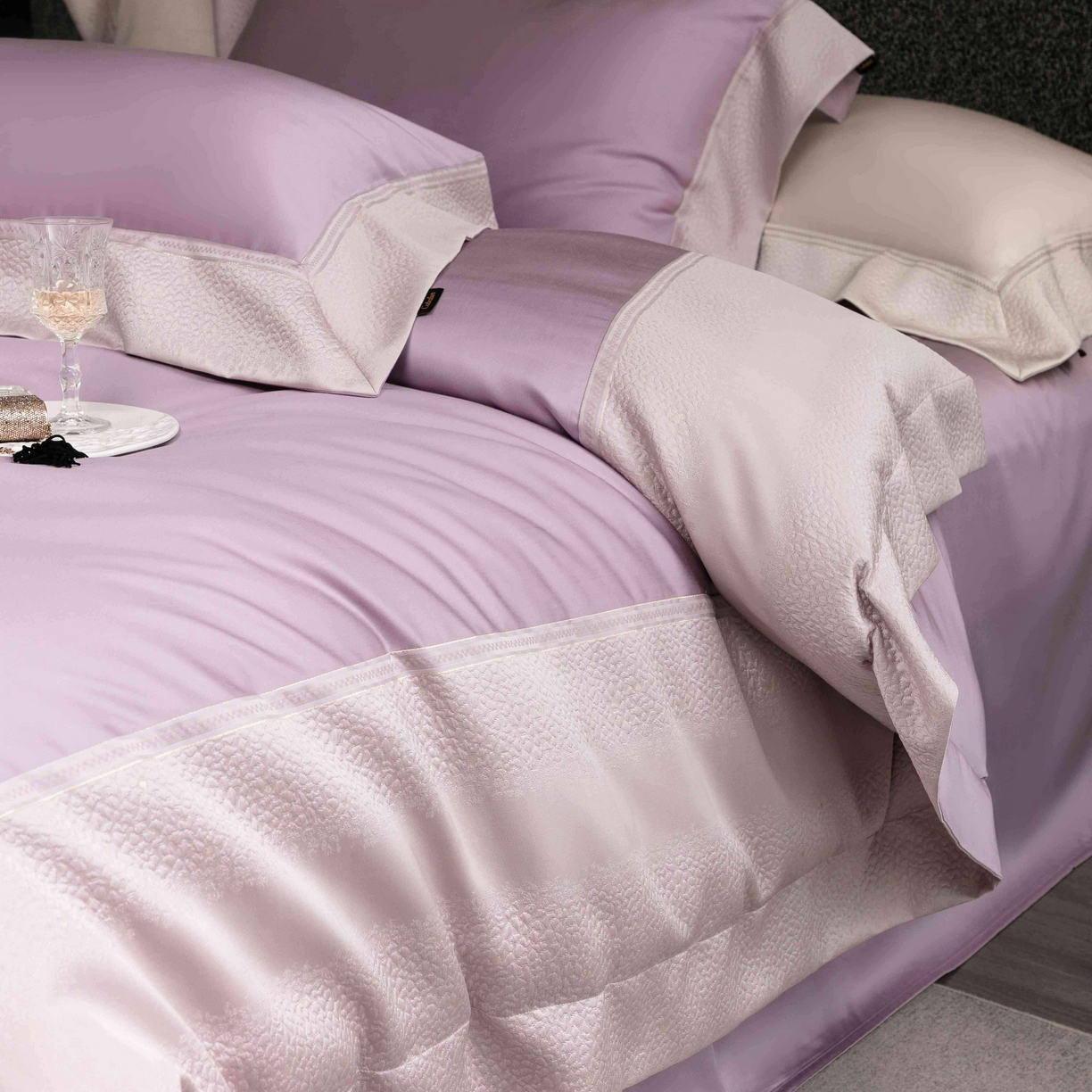 91家纺网 家纺一手货源 找家纺 卡巴伦家纺 2026春夏新款全棉纯棉贡缎高精密提花边条款式四件套 维密-梦幻紫