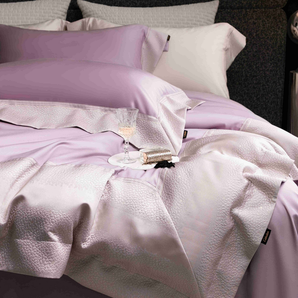 91家纺网 家纺一手货源 找家纺 卡巴伦家纺 2026春夏新款全棉纯棉贡缎高精密提花边条款式四件套 维密-梦幻紫