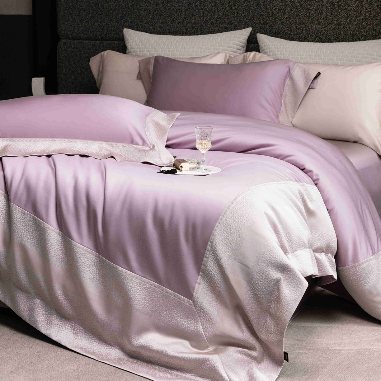 91家纺网 家纺一手货源 找家纺 卡巴伦家纺 2026春夏新款全棉纯棉贡缎高精密提花边条款式四件套 维密-梦幻紫