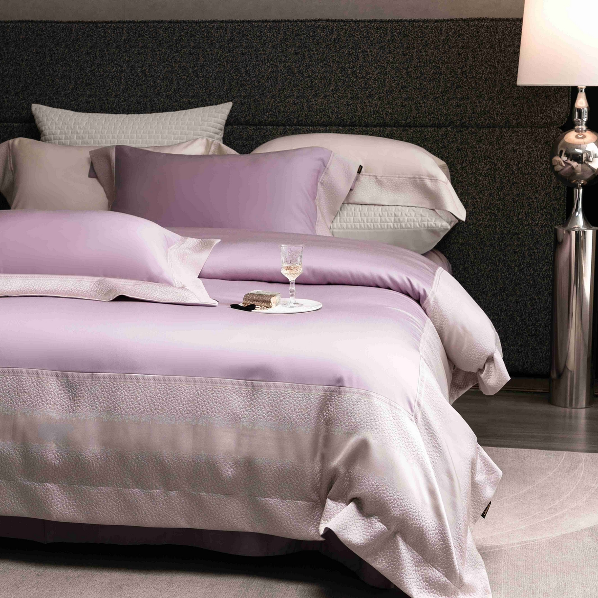 91家纺网 家纺一手货源 找家纺 卡巴伦家纺 2026春夏新款全棉纯棉贡缎高精密提花边条款式四件套 维密-梦幻紫