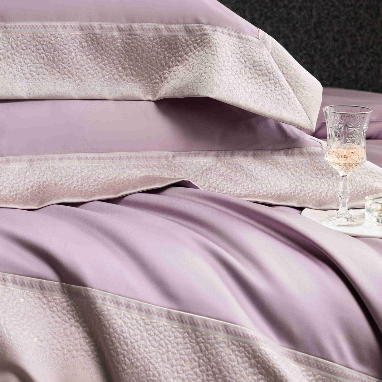 91家纺网 家纺一手货源 找家纺 卡巴伦家纺 2026春夏新款全棉纯棉贡缎高精密提花边条款式四件套 维密-梦幻紫