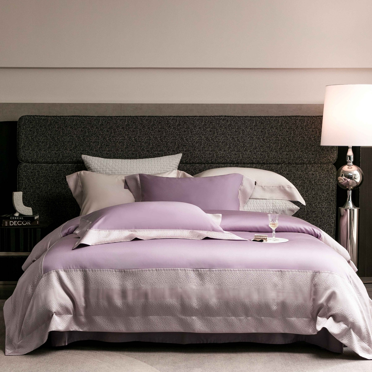 91家纺网 家纺一手货源 找家纺 卡巴伦家纺 2026春夏新款全棉纯棉贡缎高精密提花边条款式四件套 维密-梦幻紫