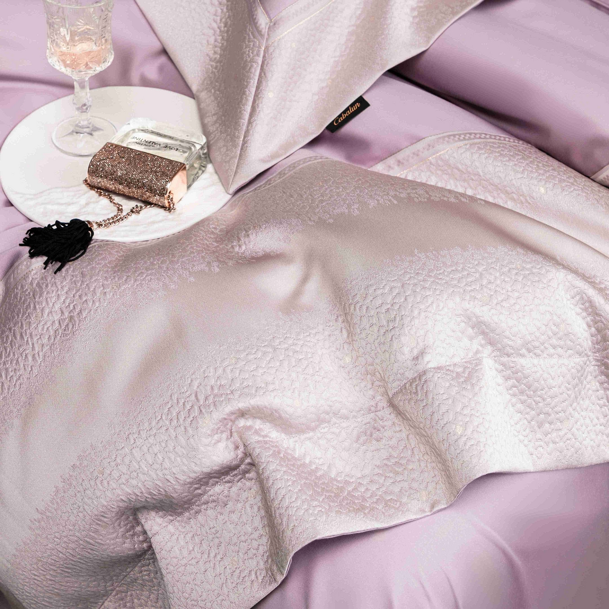 91家纺网 家纺一手货源 找家纺 卡巴伦家纺 2026春夏新款全棉纯棉贡缎高精密提花边条款式四件套 维密-梦幻紫