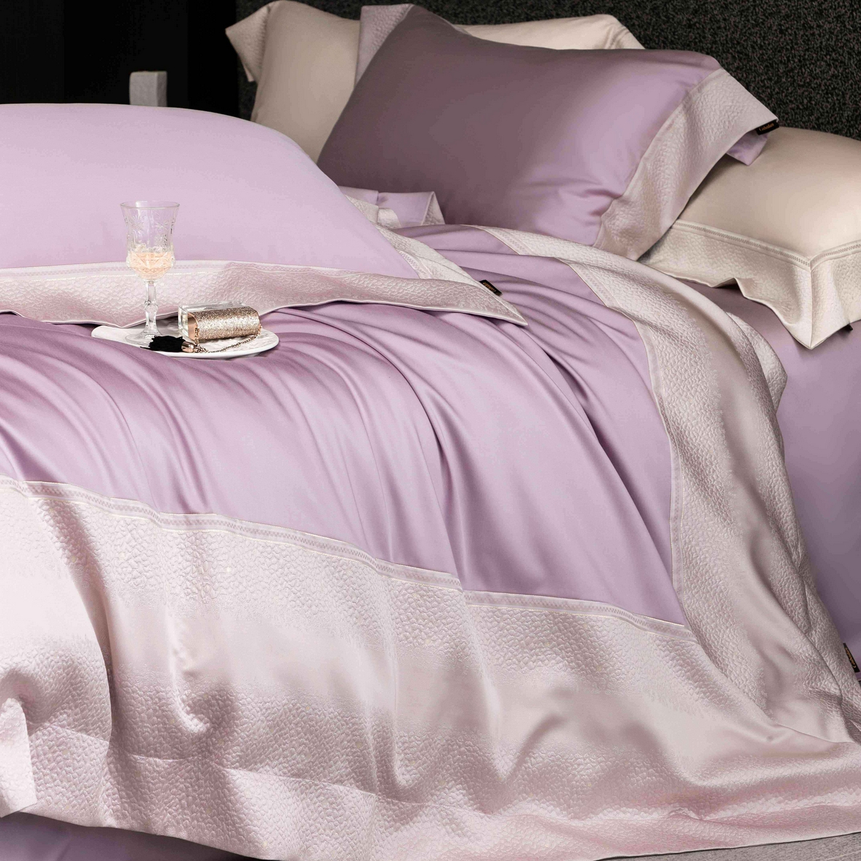 91家纺网 家纺一手货源 找家纺 卡巴伦家纺 2026春夏新款全棉纯棉贡缎高精密提花边条款式四件套 维密-梦幻紫