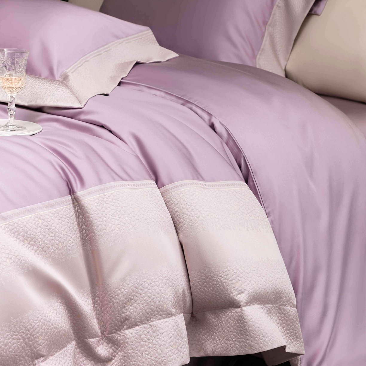 91家纺网 家纺一手货源 找家纺 卡巴伦家纺 2026春夏新款全棉纯棉贡缎高精密提花边条款式四件套 维密-梦幻紫