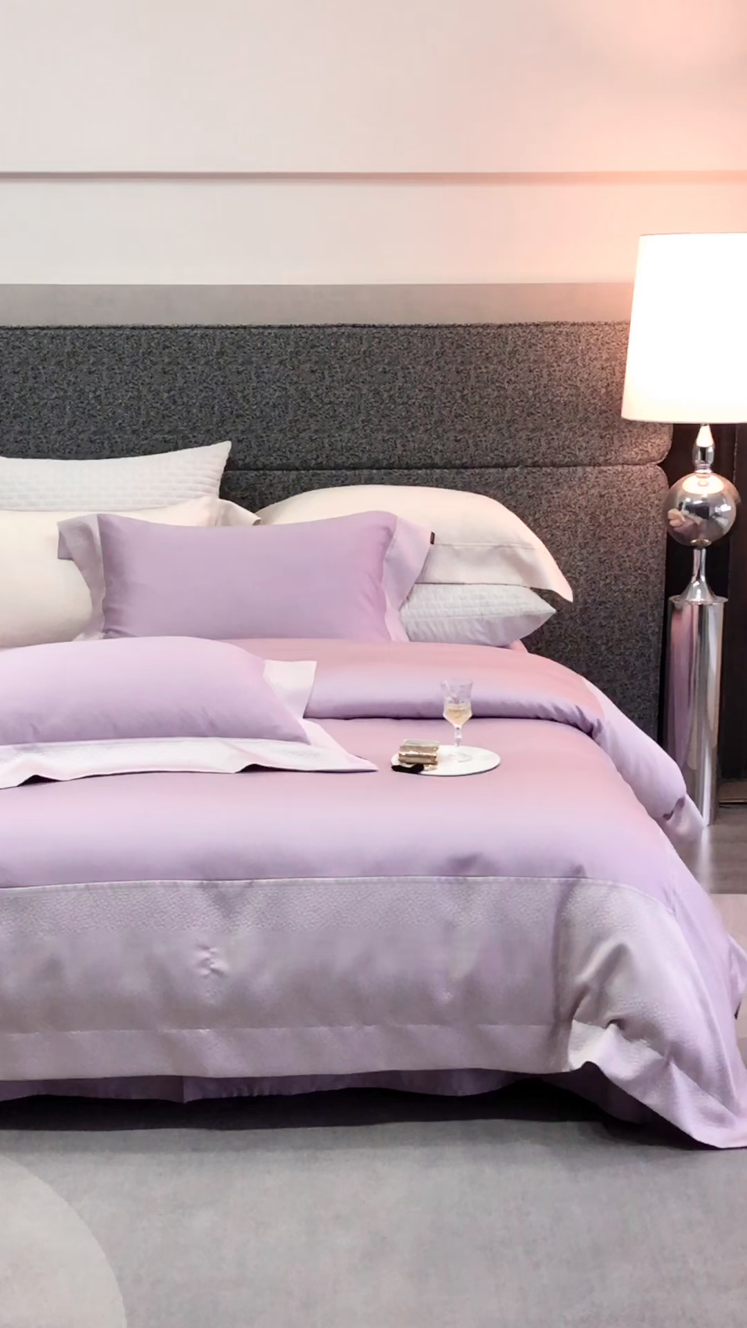 91家纺网 家纺一手货源 找家纺 卡巴伦家纺 2026春夏新款全棉纯棉贡缎高精密提花边条款式四件套 维密-梦幻紫