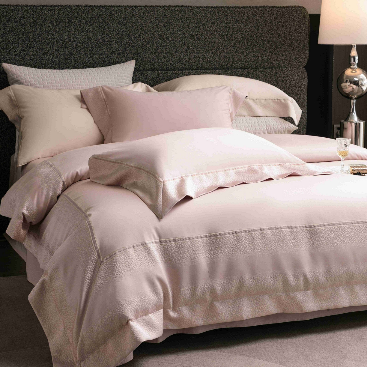 91家纺网 家纺一手货源 找家纺 卡巴伦家纺 2026春夏新款全棉纯棉贡缎高精密提花边条款式四件套 维密-倾城粉