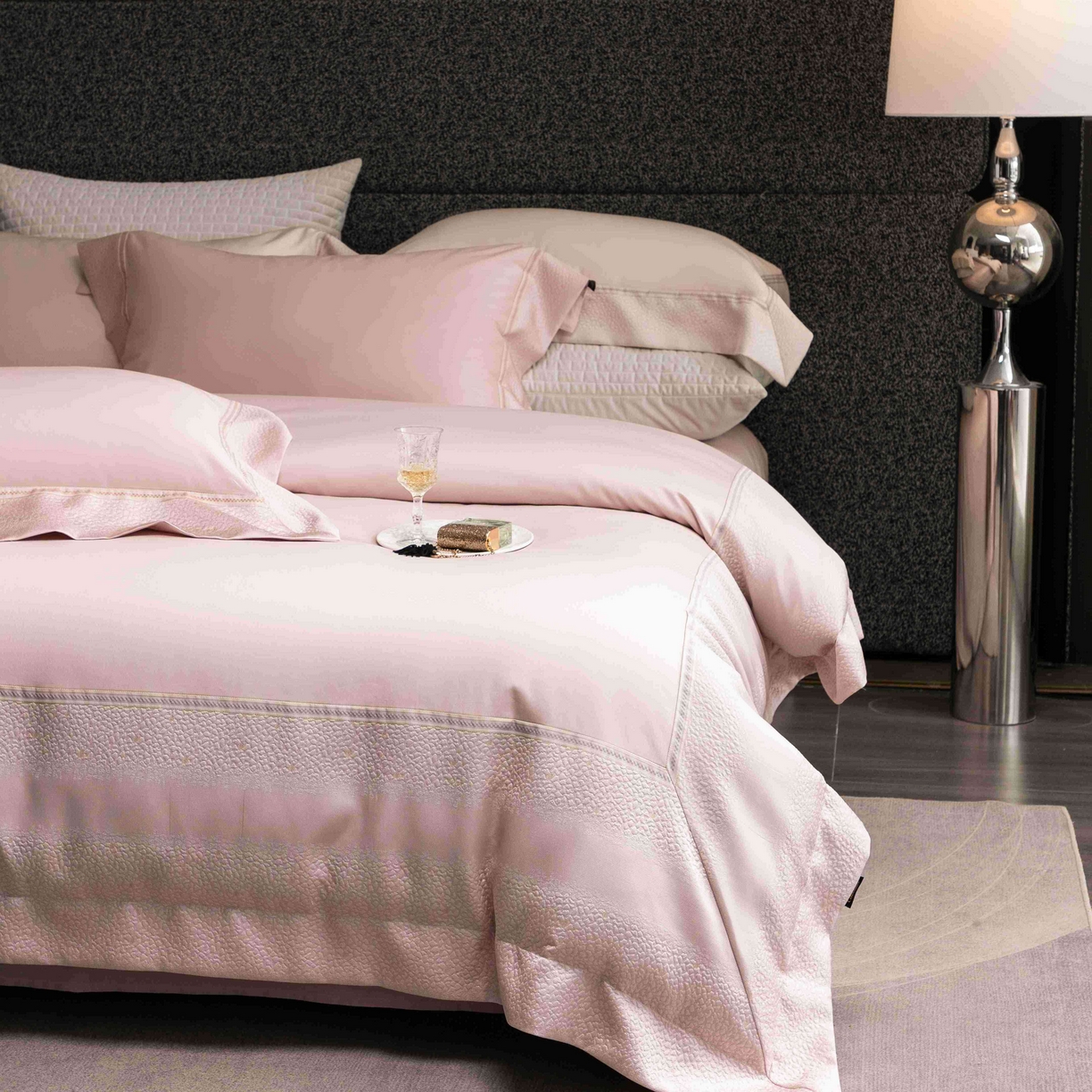 91家纺网 家纺一手货源 找家纺 卡巴伦家纺 2026春夏新款全棉纯棉贡缎高精密提花边条款式四件套 维密-倾城粉